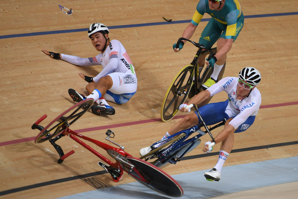北京时间体育频道8月16日讯 奥运会场地自行车男子全能抗时赛中再次发生车祸，韩国选手戴呼吸面罩担架退场。