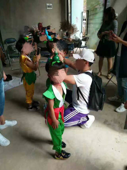 两人结婚多年，陈开玉身体不太好，所以平日家里的生计，完全依靠妻子张春蕊在附近幼儿园当老师。尽管生活不富裕，但两个人感情却很好，大女儿13岁，小儿子6岁，懂事，可爱。图为遇难者之一，6岁的男孩。