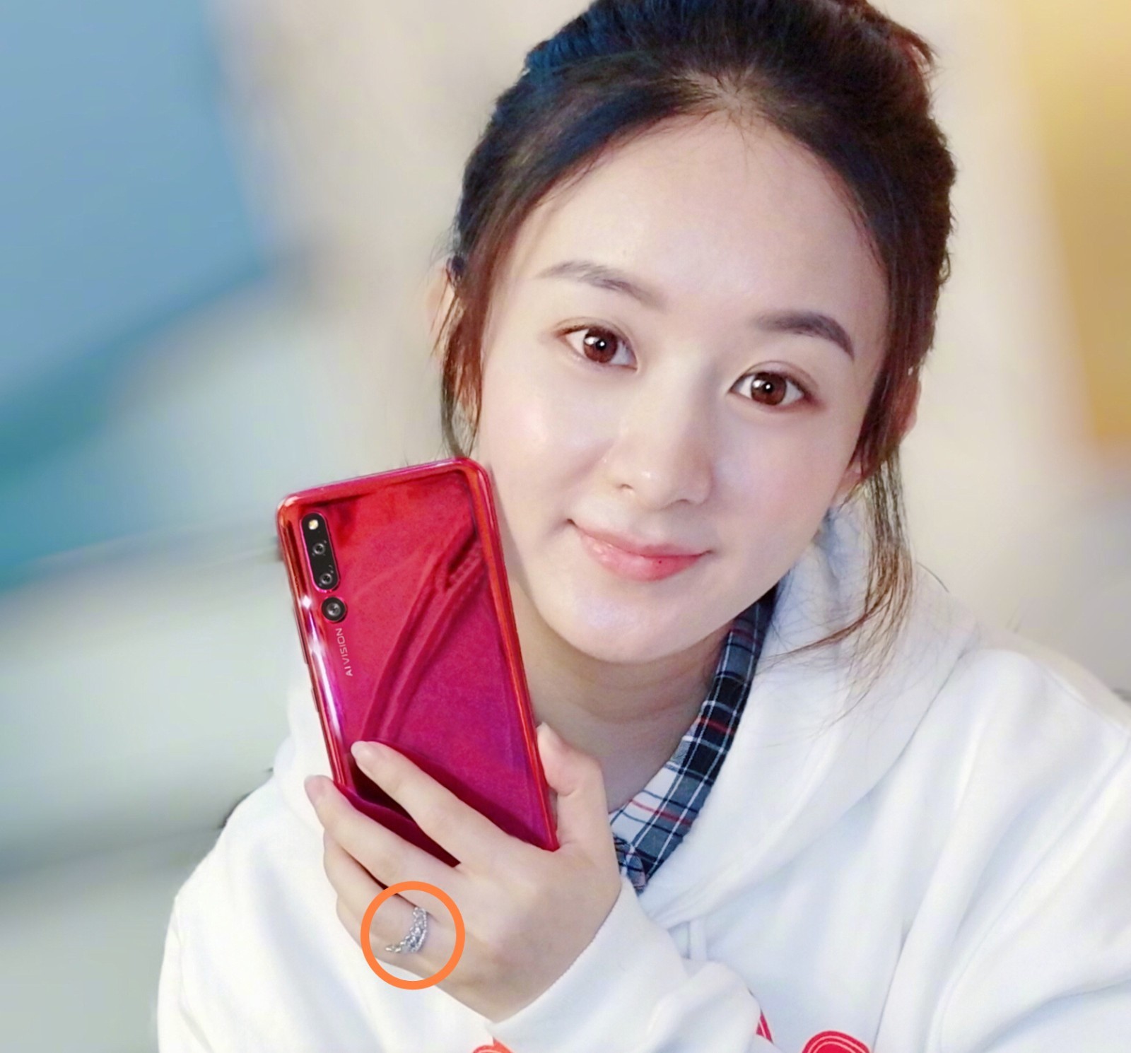 赵丽颖素颜照左手婚戒抢眼用盒遮肚 具惠善戒指更独特