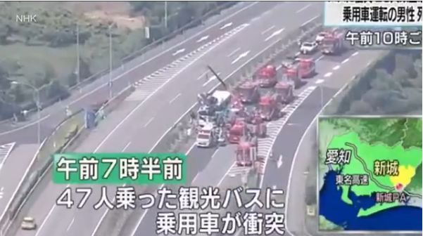 可怕!日超速汽车飞越隔离带撞上对向旅游大巴