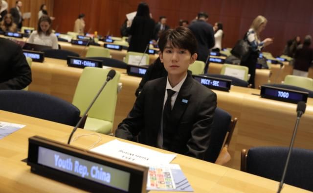 这款屌丝手机壳,被王源用成爆款,戏精粉丝使用