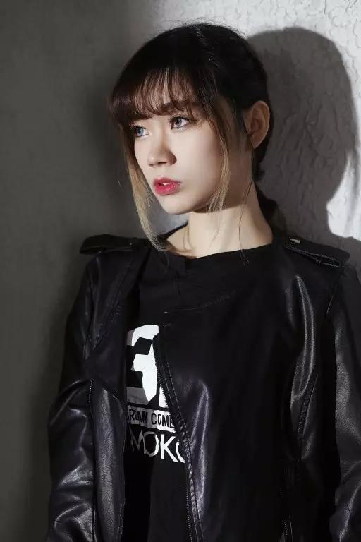 我不想一辈子做个前台小妹,我还年轻 | 专访模特伊小凡