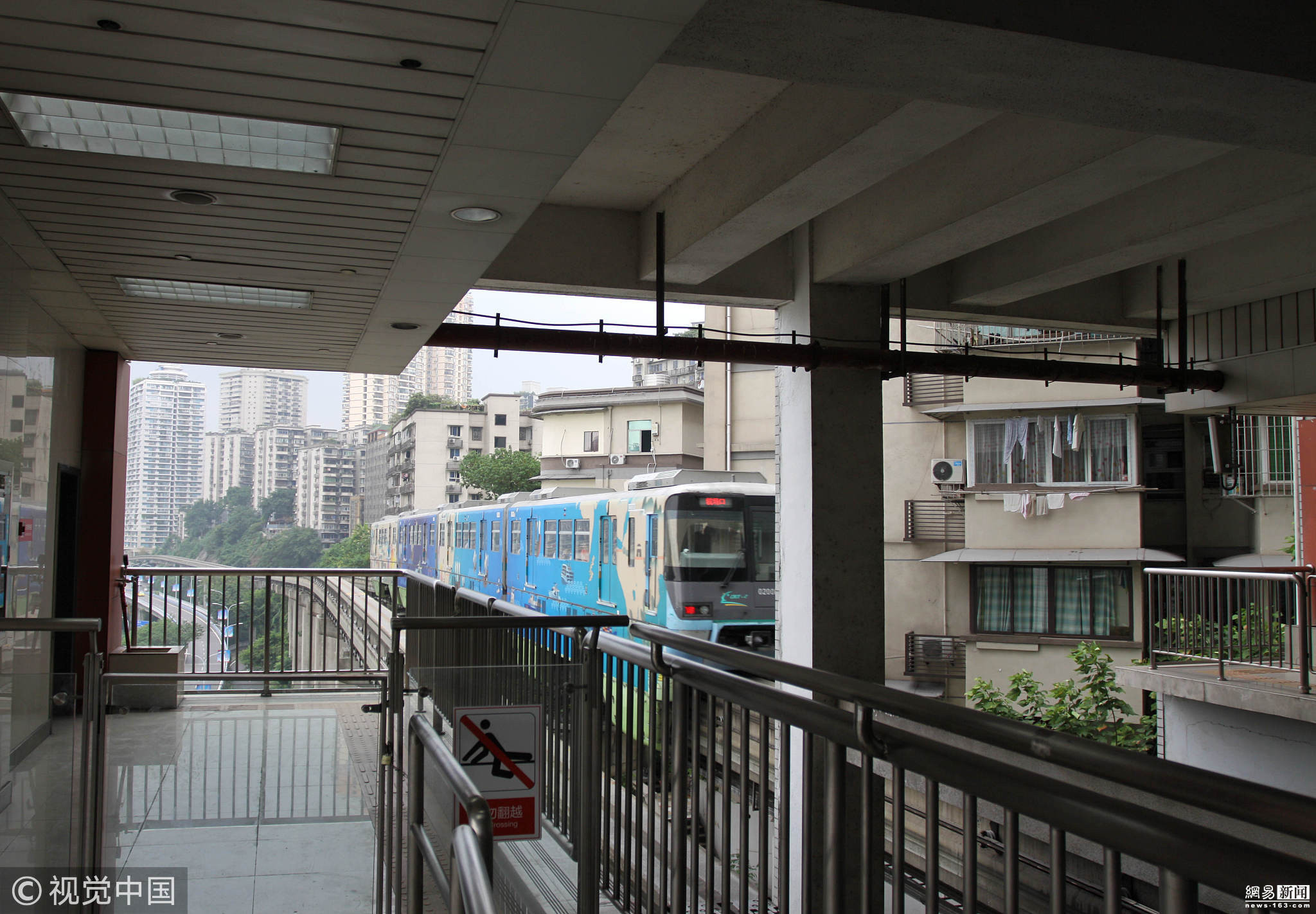 2018年8月22日，重庆，众多游客在轨道2号线李子坝站前滨江路新建的观景平台上拍照，打望“轻轨穿楼”带来新体验。