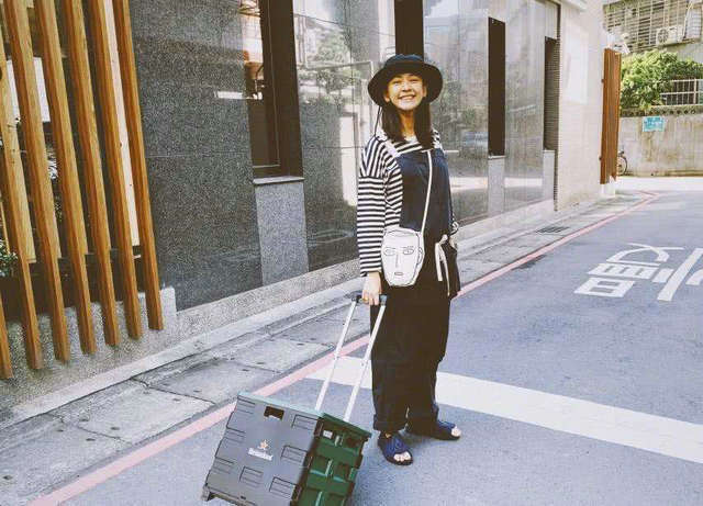 尴尬!陈意涵挺孕身陪老公看电影 没想到却巧遇