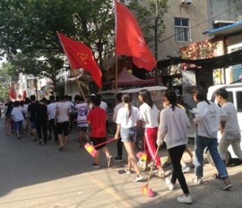 通许县育英小学组织少先队员开展义务清扫街道