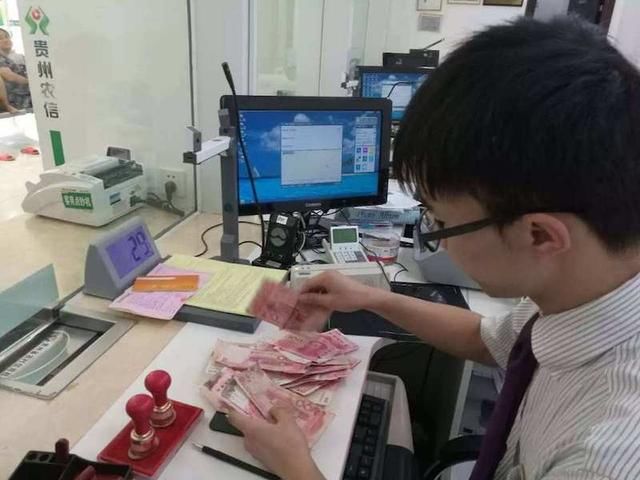 手里有20万,要是存银行的话,每年利息大概多少