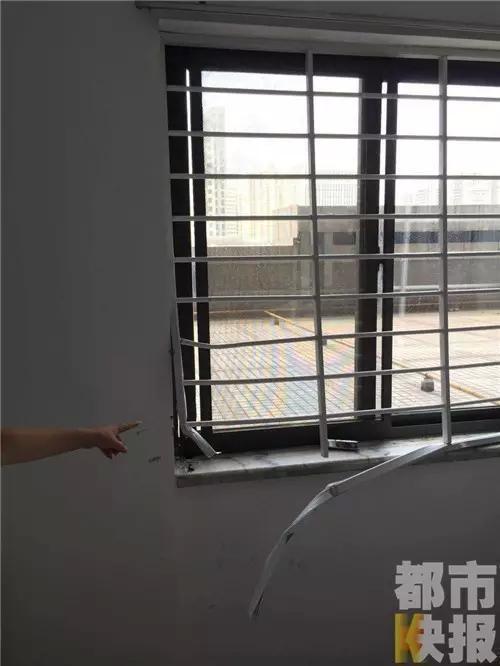 孕妇穿内衣睡别人家床垫下 称进来给手机充电 孕妇穿内衣睡别人家床垫下 称进来给手机充电