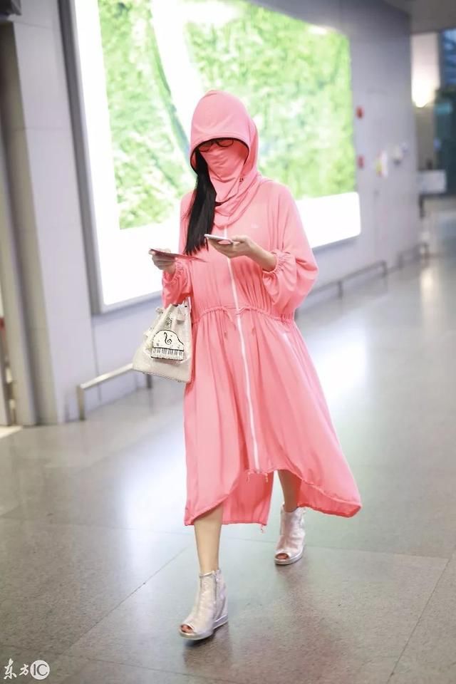 海机场,装扮奇怪认不出!抛弃十年培养小彩旗!