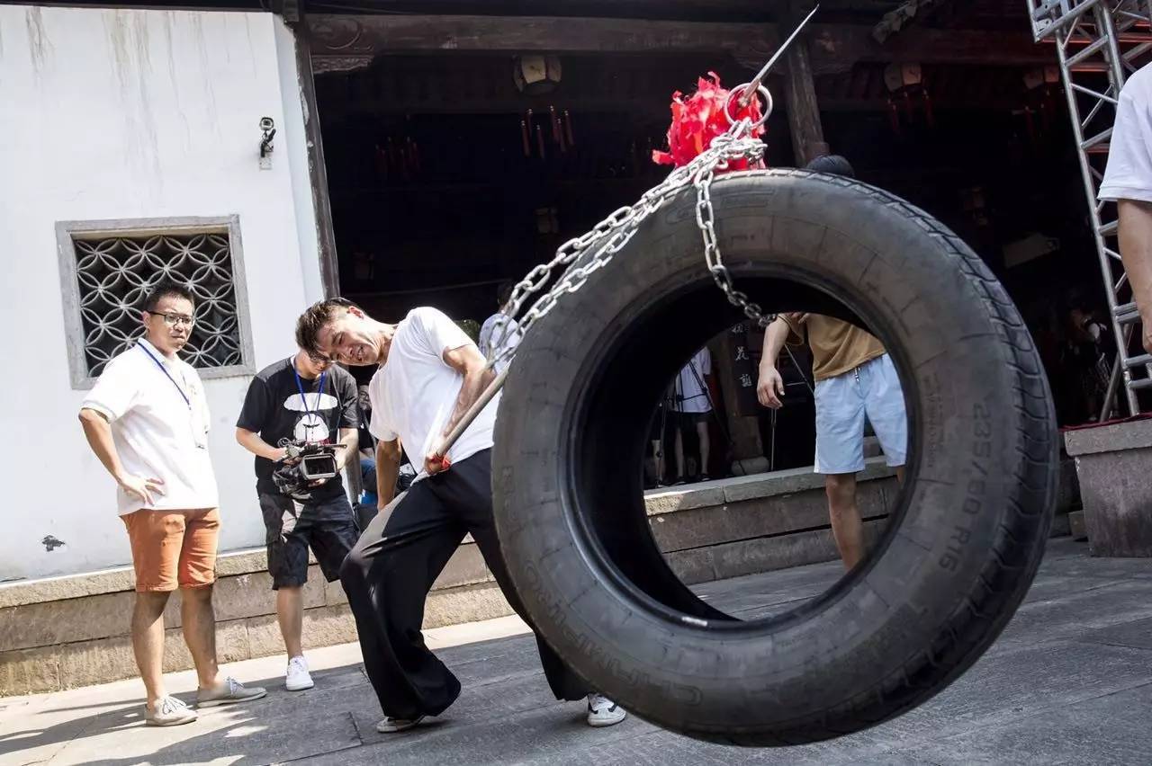 暗器穿线,指力提坛,水上漂轻功……不服不行啊!
