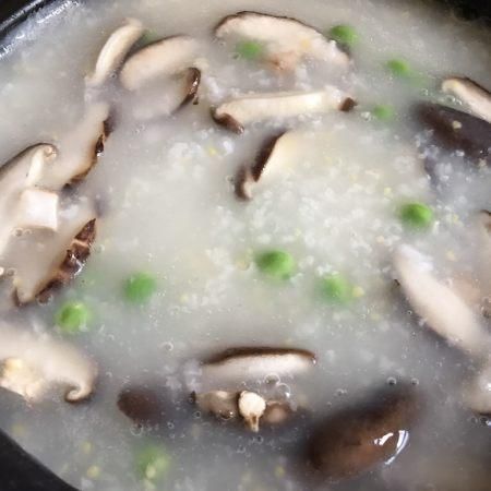 宝宝辅食香菇鸡肉粥,大米吸足了香菇和鸡肉的