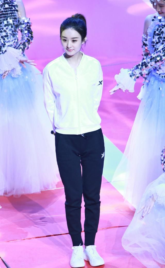 赵丽颖扎马尾穿运动装亮相活动肤白貌美,颖宝