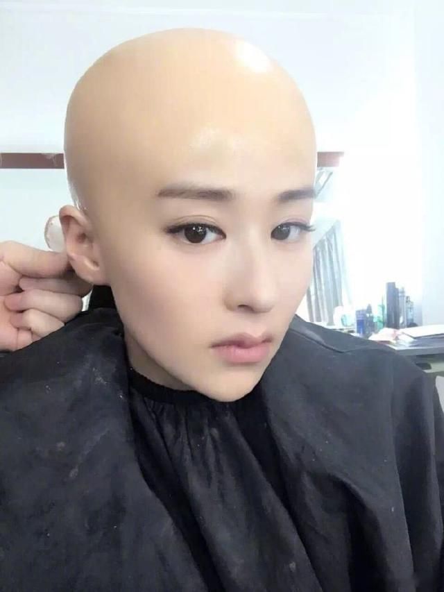 章子怡之后,又一知名女星剃光头,不惧扮丑塑造