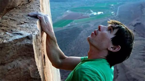 直面死神20年他用攀岩,创造传奇,jeep自由侠带你探寻人生无限可能