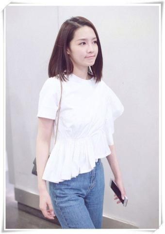 李沁穿白色荷叶边上衣搭配阔腿牛仔裤,网友:脚