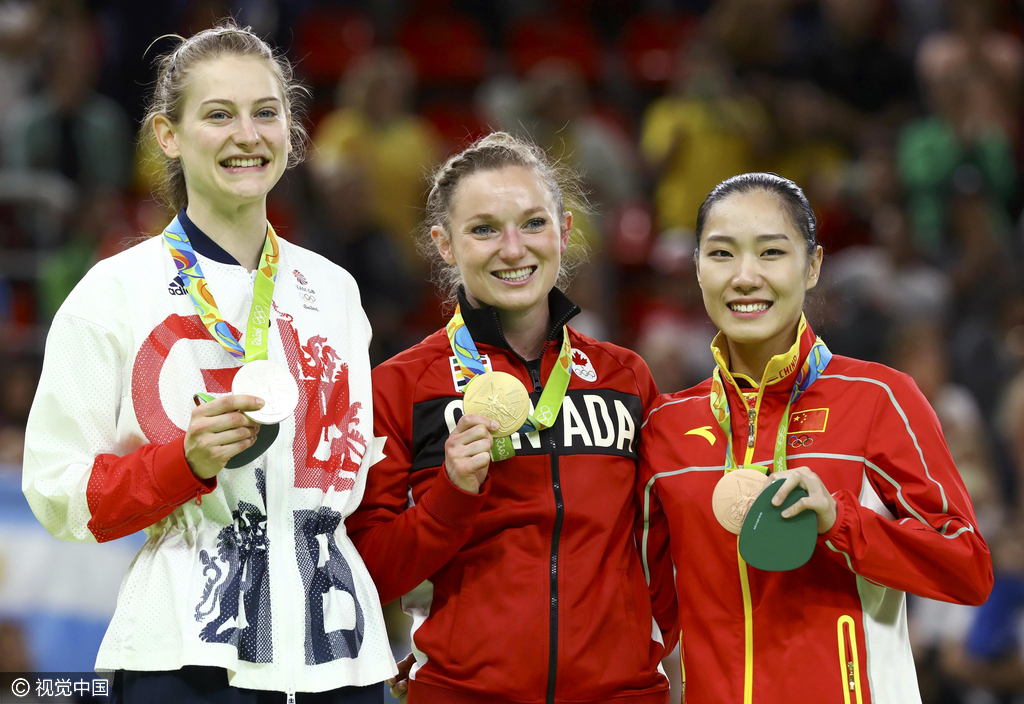 北京时间8月13日凌晨，在女子蹦床决赛中，首次参加奥运会的李丹获得季军，何雯娜最终排名第四。