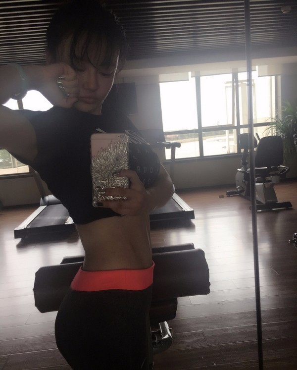 邹市明娇妻冉莹颖晒健身照 好身材一览无遗
