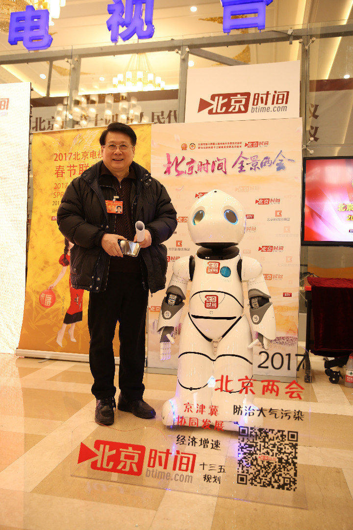 北京市第十四届人民代表大会第五次会议召开，机器人优友作为北京时间特邀记者来到会场，与代表聊天互动、亲密合影，开心时还跳起了炫酷的舞蹈，为大家带来了欢声笑语，收获了众多粉丝。