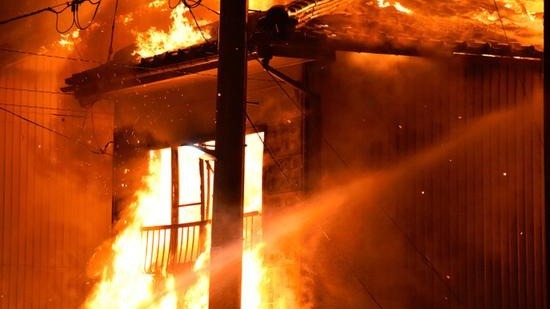 日本繁华街道突发大火:15栋楼被烧 一家三口死亡 日本繁华街道突发大火:15栋楼被烧 一家三口死亡