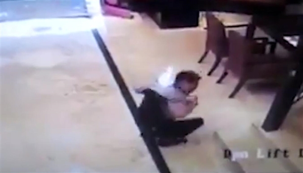 三星手机胸前爆炸被监控全程拍下:吓哭 三星手机胸前爆炸被监控全程拍下:吓哭