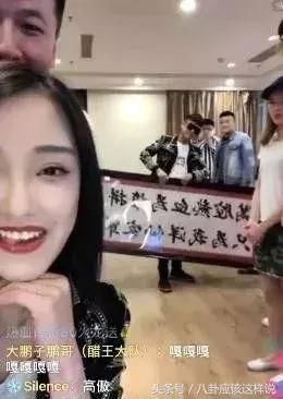 粉丝倾诉落泪,称压力太大 假仙洋现身直播间粉