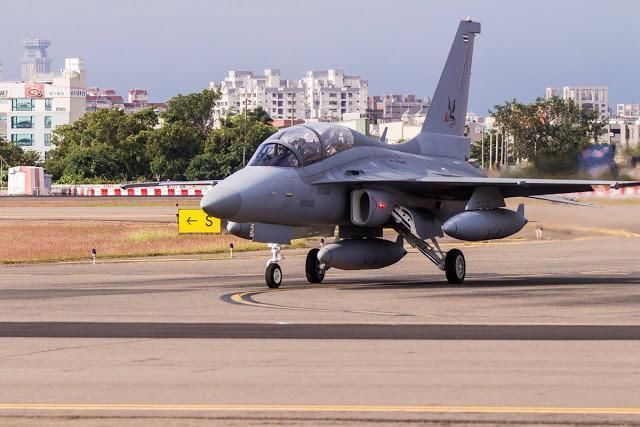 泰国金鹰在高雄加油,不必乱想,美军C17还在成