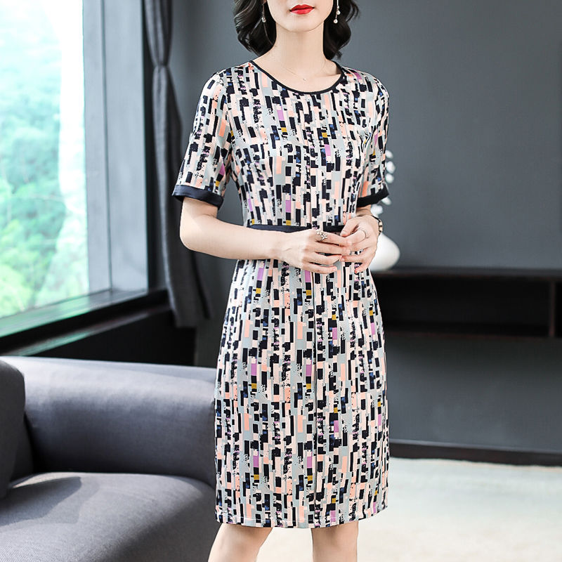 有一种香云纱改良旗袍,华丽超高雅,特适合45