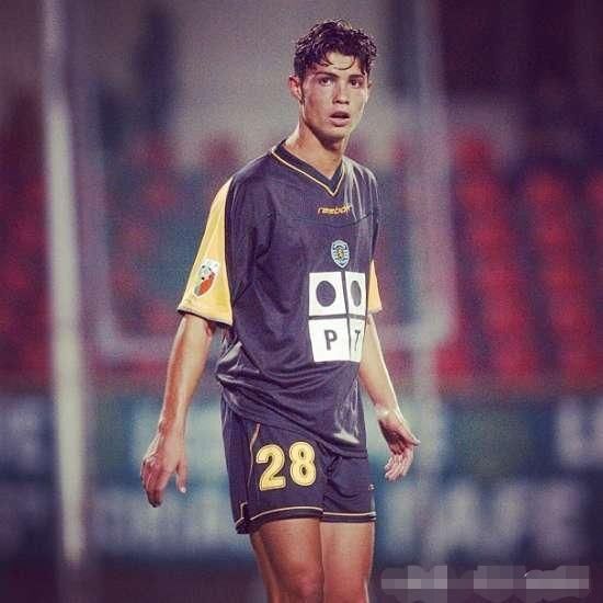 为什么国足被叫白斩鸡?看完这些图片你就懂