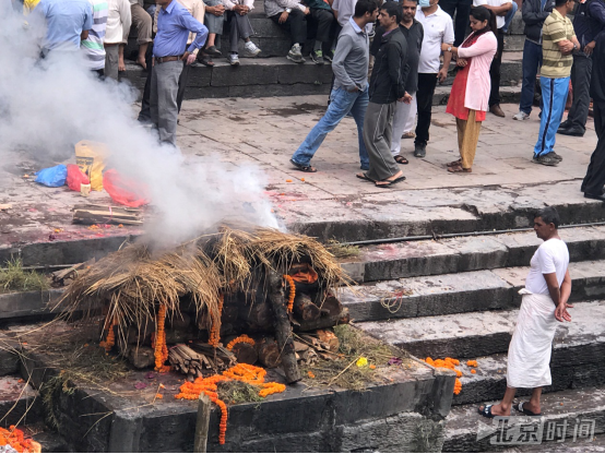 亲历尼泊尔露天烧尸火葬:死者被烧成灰烬投入河中