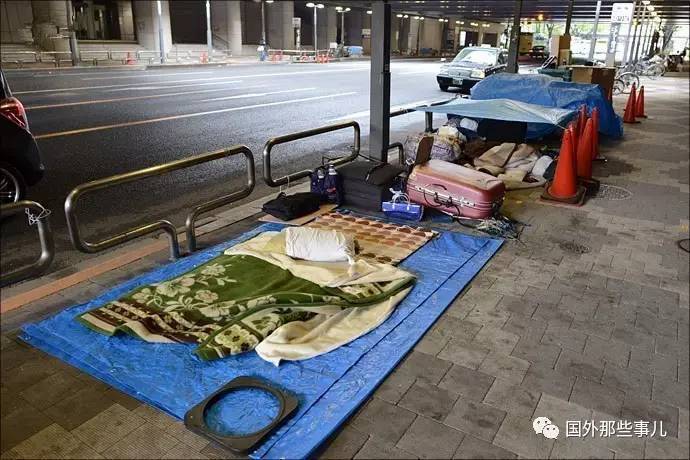 实拍日本街头流浪汉:虽然穷但是受人尊敬，还经常看书