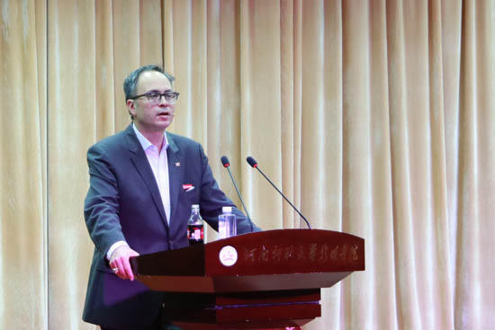 新联学院学子对话多伦多副市长黄旻南:激情难忘的经历 新联学院学子对话多伦多副市长黄旻南:激情难忘的经历