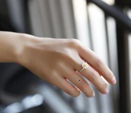 关于无名指上的"苦情痣",你知道是什么意义吗?