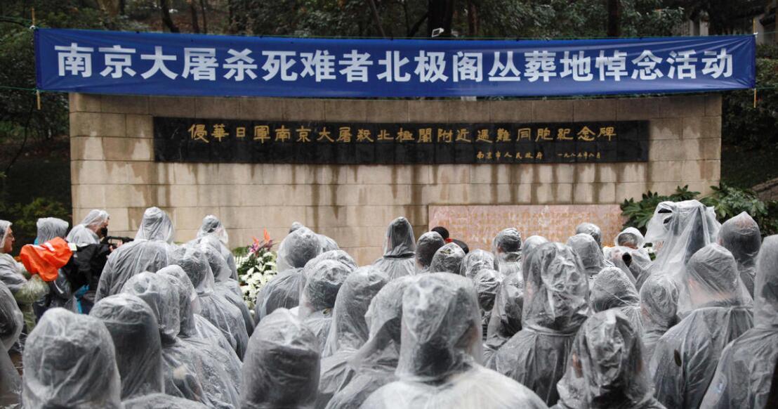 在侵华日军南京大屠杀北极阁附近遇难同胞丛葬地,各界人士冒雨为南京