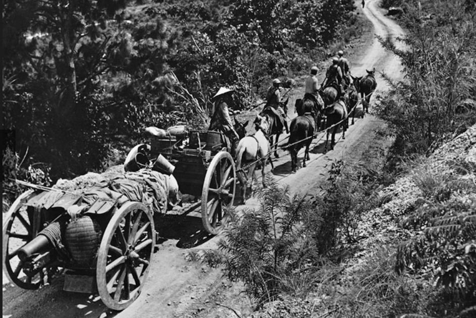 按照双方约定，中国军队进入缅甸的交通运输，通讯以及后勤补给都由英国负责。英国也将在缅北构筑大纵深野战堡垒群，以利于中英联军防守。英国海空军还将进行全力支援。图为中国骡马运输队正在将榴弹炮运往龙陵前线。