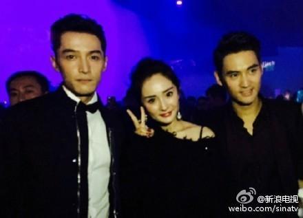 比起周笔畅束胸滑落,刘雯胸贴掉了,更尴尬的是