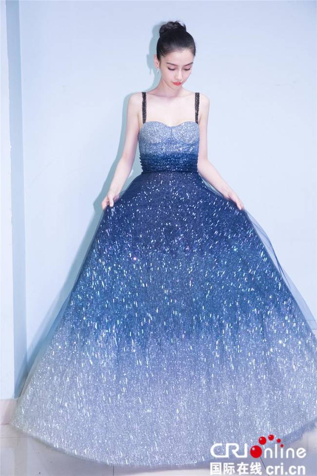 Angelababy星空裙仙美助力慈善 清唱情歌