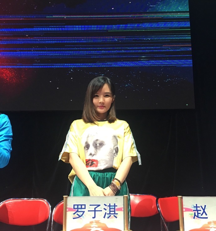歌手罗子淇担任央视《星光大道》特邀评委