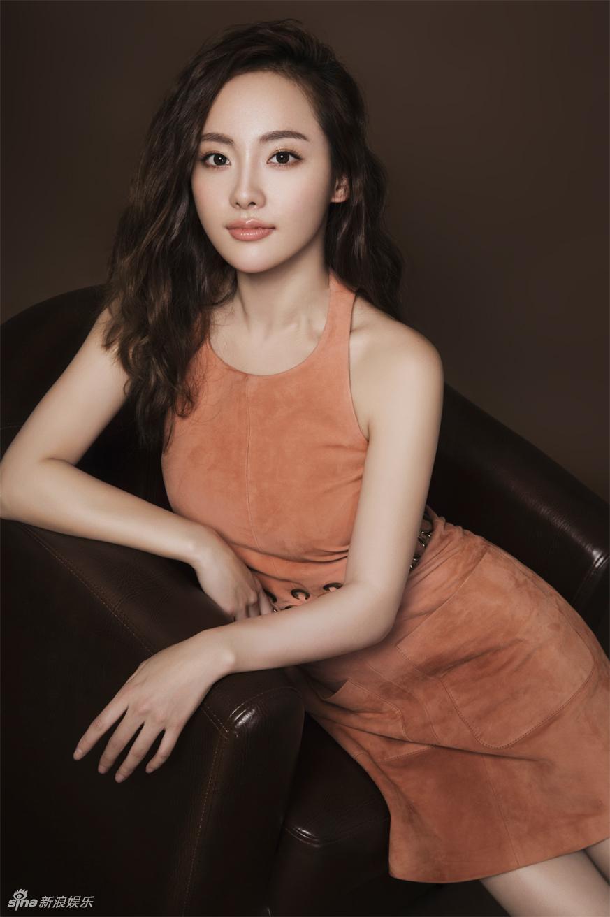 张嘉倪写真凤眼迷人 变身轻熟女性感又妩媚