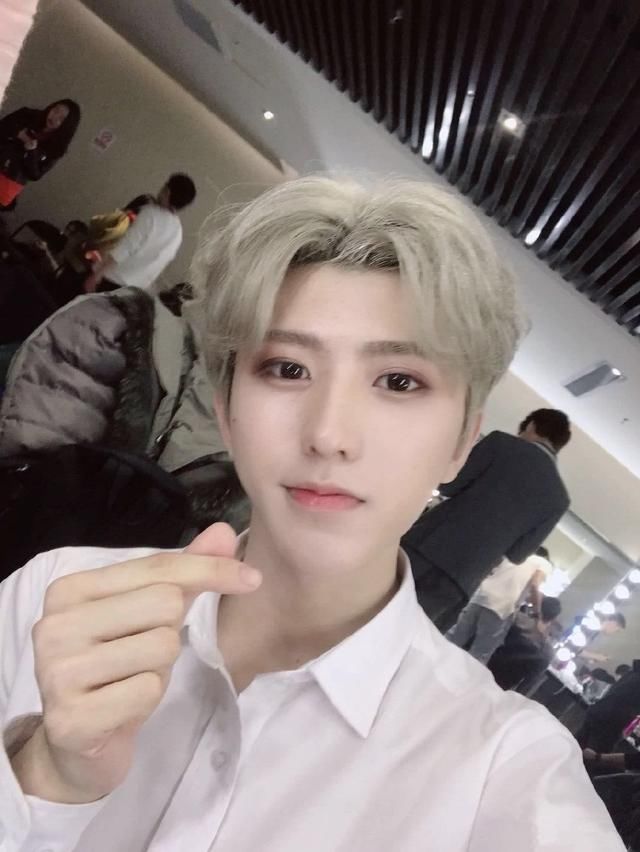 蔡徐坤穿巴黎世家运动服一连撞衫N个人!想不到