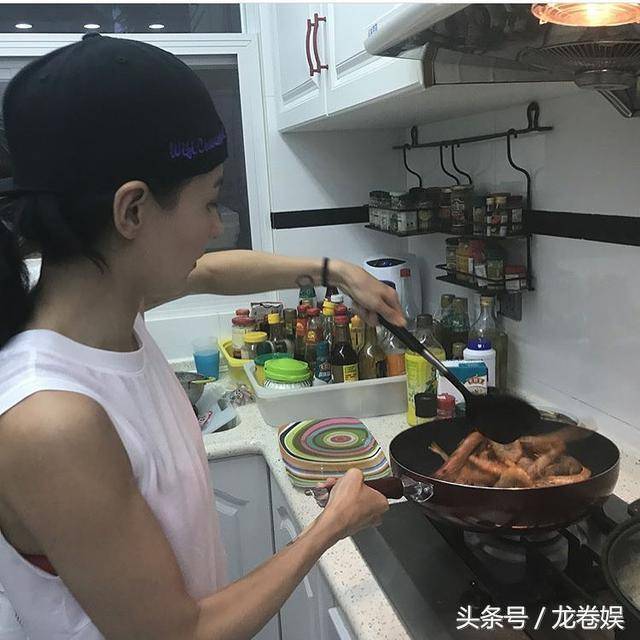 看张柏芝全家吃饭让人心塞!一家子16口人全靠她养活!