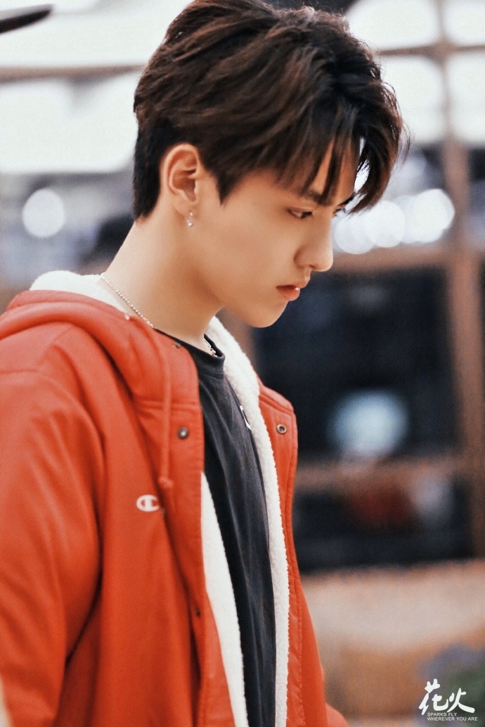 [吴亦凡][新闻]170507 吴亦凡《奇楼》录制下班路回