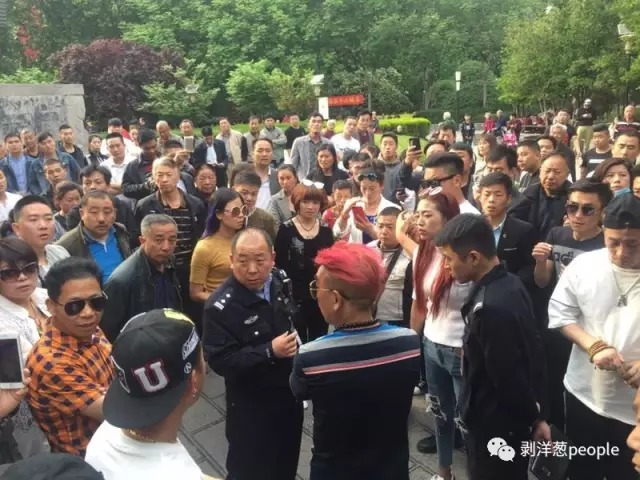 郑州街头尬舞天团:人生很苦 不如跳舞