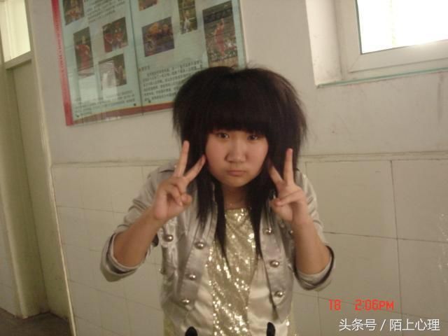 2003年,杀马特女生,长得很可爱,一转眼,就是14