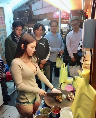 台湾卤肉摊请网红美女当“一日店长”