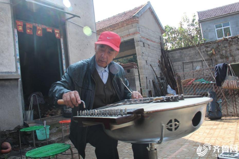 刘长营用废旧物品做的乐器。 齐鲁网发 张京卫 摄 图片来源：齐鲁网