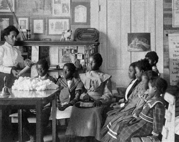 近日，网上一组图片揭露了美国南北战争后美国非裔奴隶名存实亡的“自由”生活。虽然美国法律终结了美国奴隶制度，但非裔美国人的奴役生活却并无多大的改变。