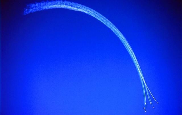 歼20尾部拖白烟亟需解决!遇到寻迹导弹,就是一