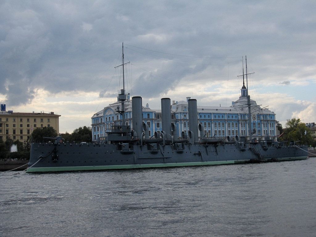 时至今日，苏联早已经不复存在。但阿芙乐尔号在下水百年后，却仍倔强的矗立在涅瓦河上。每年的“十月革命节”，或许我们还会想起她——她如同一种信仰，永不磨灭！