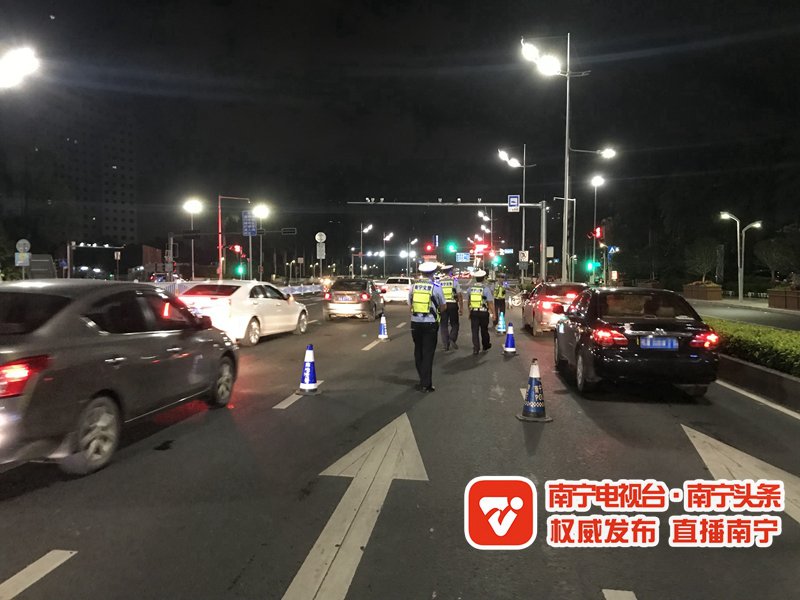 南宁:交警凌晨查车 又有醉猫被揪出
