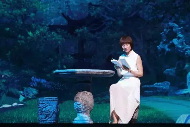 董卿袁泉两大美女同框:人美到极致,是没有岁月