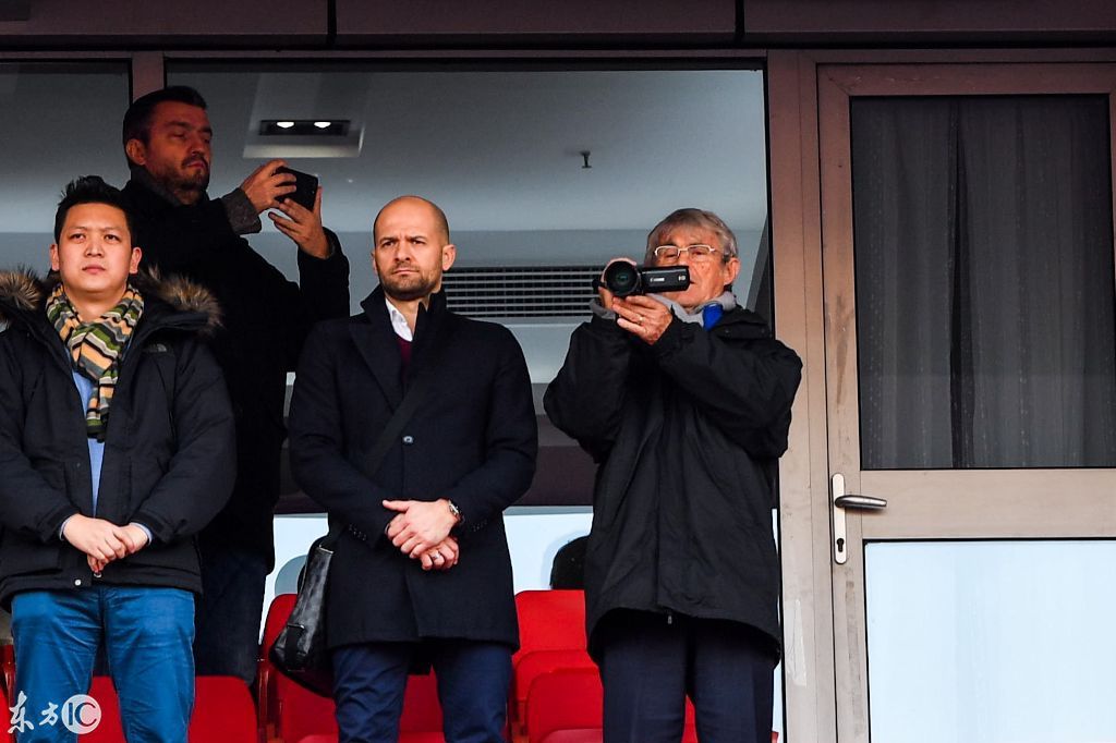 神奇教练米卢手持摄像机现身球场,曾率中国队